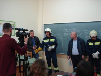 Punonjesit e Drejtorise se Zjarrfikses Vlore duke shpjeguar rendesine e masave parandaluese kunder zjarrit